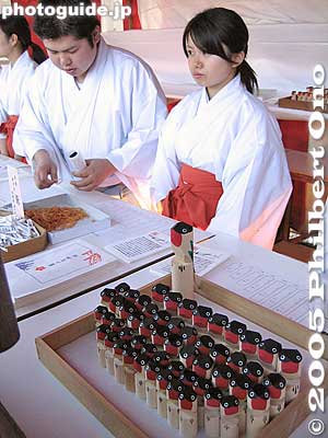 Usokae stall
Keywords: tokyo koto-ku kameido tenmangu tenjin shrine jinja Usokae festival matsuri maiden