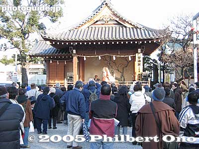 During the festival, stage performances are held.
Keywords: tokyo koto-ku kameido tenmangu tenjin shrine jinja Usokae festival matsuri