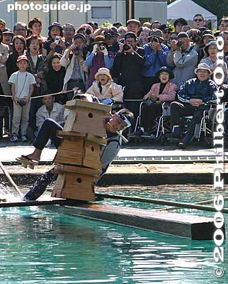 From the top of the blocks, he's supposed to jump onto the log in front. But he couldn't do it.
Keywords: tokyo koto-ku kiba kakunori log rolling