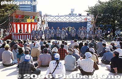 It is soon followed by the Kiba Kiyari troupe who chants Kiba workman songs.
Keywords: tokyo koto-ku kiba kiyari chanting