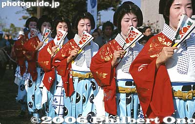 They chant without instruments.
Keywords: tokyo koto-ku fukagawa tekomai geisha women singers kimono 