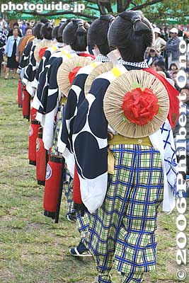 They always carry a flower hat, but I've never seen them wear it.
Keywords: tokyo koto-ku fukagawa tekomai geisha women singers kimono 
