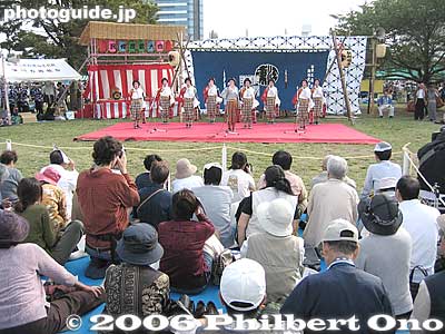 The stage in Kiba Park and spectators.
Keywords: tokyo koto-ku fukagawa tekomai geisha women singers kimono 