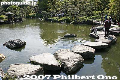 Isowatari. 磯渡り
Keywords: tokyo koto-ku ward kiyosumi teien gardens pond pine tree matsu stones
