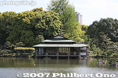 Ryotei teahouse 涼亭
Keywords: tokyo koto-ku ward kiyosumi teien gardens pond teahouse