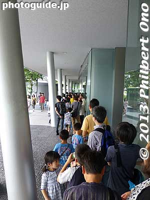 A long line of people wait to enter the museum in Sept. 2013 on the last day of the Thunderbirds exhibition. This is before the museum's opening time.
Keywords: tokyo koto-ku miraikan science technology museum odaiba thunderbirds