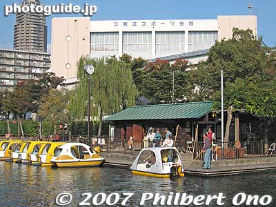 On weekends, swan boats and rowboats can be rented. The building in the background is Sports Kaikan, a gym and indoor pool.
Keywords: tokyo koto-ku yokojukkengawa park riverside