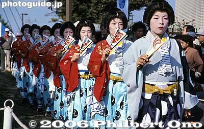 They perform in mid-Oct. on the same day and place as Kiba Kakunori log rolling.
Keywords: tokyo koto-ku kiba fukagawa tekomai geisha