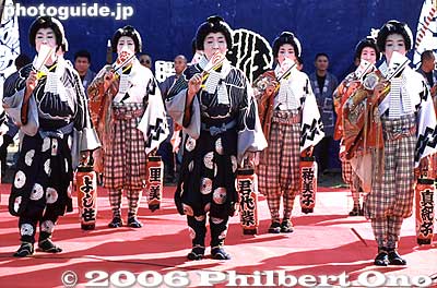 They only chant, no dancing.
Keywords: tokyo koto-ku kiba fukagawa tekomai geisha