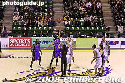 The game started at 6 pm.
Keywords: tokyo koto-ku ward ariake Colosseum Coliseum pro basketball game players tokyo apache ryukyu golden kings 