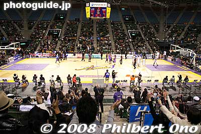 Game ends amid loud cheers by Apache fans.
Keywords: tokyo koto-ku ward ariake Colosseum Coliseum pro basketball game players tokyo apache ryukyu golden kings 