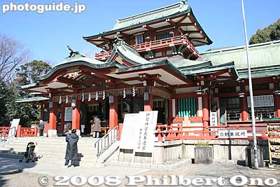 The shrine has close historical ties to sumo. Sumo has existed in Japan since at least the 8th century, but modern sumo began to take shape only during the Edo Period from the 17th to 19th centuries.
Keywords: tokyo koto-ku ward tomioka hachimangu shrine shinto fukagawa