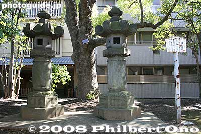 Keywords: tokyo koto-ku ward tomioka hachimangu shrine shinto fukagawa stone lanterns