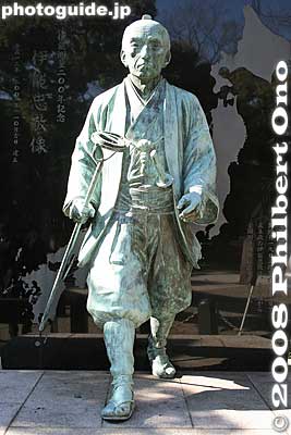 Ino lived in Fukagawa and before he went off to survey Japan, he always first came to this shrine and prayed. He had studied astronomy, geography, and mathematics.
Keywords: tokyo koto-ku ward tomioka hachimangu shrine shinto fukagawa monument statue