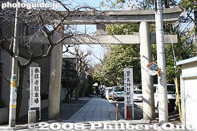 Torii gate on the east side
Keywords: tokyo koto-ku ward tomioka hachimangu shrine shinto fukagawa torii