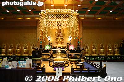 4th floor of Inner Buddha Hall. The ceiling also has a large painting of Dainichi Nyorai (大日如来蓮池図). 内仏殿４階
Keywords: tokyo koto-ku fukagawa fudodo temple