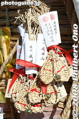 Straw sandal lucky charms to bring good health.
Keywords: tokyo koto-ku fukagawa fudodo temple