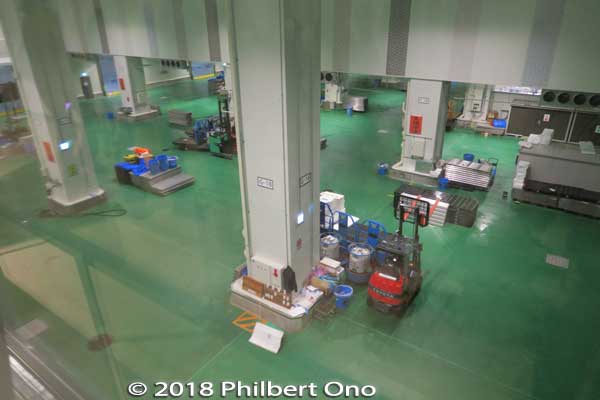 View of the tuna floor in Block 7. The floor was painted green for better contrast with the tuna's red flesh to assess the quality. We visited around 2 pm, so nobody was here. 
You have to come here by 6 am or 7 am to see some action.
Keywords: tokyo koto-ku ward toyosu market