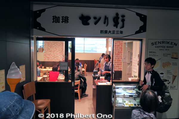 Only this coffee shop was not crowded. So we gave up having a sushi lunch at Toyosu Market. 
There are plans to build larger restaurant facilities in buildings adjacent to the market. However, they won't open until 2023.
Keywords: tokyo koto-ku ward toyosu market