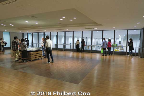 At the end of the corridor, there's this big observation deck where you can see the wholesale section of the fruit and vegetable market.
Keywords: tokyo koto-ku ward toyosu market