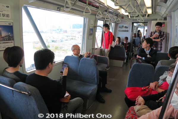 Inside the Yurikamome Line train. Since we couldn't eat sushi at Toyosu Market, we took the train to Toyosu Station two stops away and had a late lunch there instead.
Keywords: tokyo koto-ku ward toyosu market