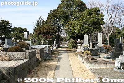Aoyama Cemetery has over 123,000 graves occupying 125,000 square meters within the cemetery land area of 263,564 sq. meters.
Keywords: tokyo minato-ku ward aoyama cemetery graveyard tombstones