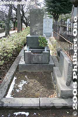 Grave of Joseph Heco who was born Japanese (as Hamada Hikozo) but naturalized as a US citizen.
Keywords: tokyo minato-ku ward aoyama cemetery graveyard tombstones