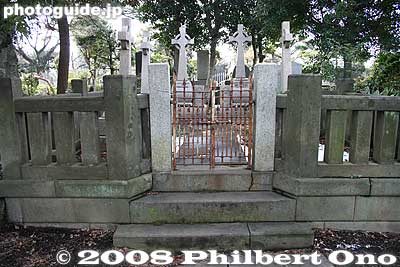 Grave of the family of Robert Walker Irwin (1844-1925), Hawaiian Minister to Japan. (Iron gate has since been removed.)
Keywords: tokyo minato-ku ward aoyama cemetery graveyard tombstones