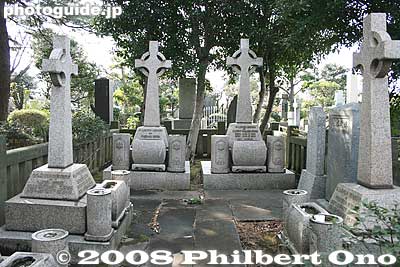Graves of Robert Walker Irwin (rear, on the right) and his family. (Old photos of the graves.)
Keywords: tokyo minato-ku ward aoyama cemetery graveyard tombstones