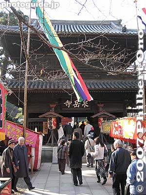 After the Chumon is the Sanmon Gate which is the temple's main gate. Reconstructed in 1832. 山門
Keywords: tokyo minato-ku ward zen soto buddhist temple sengakuji 47 ronin samurai ako