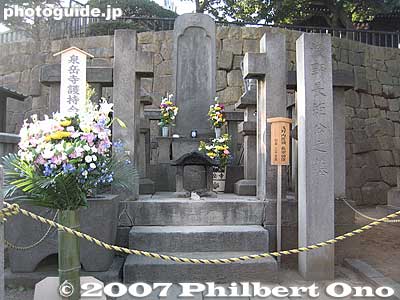 Grave of Lord Asano Naganori (Takumi-no-kami) (1667-1701) of Ako Province.
Keywords: tokyo minato-ku ward zen soto buddhist temple sengakuji 47 ronin samurai ako grave