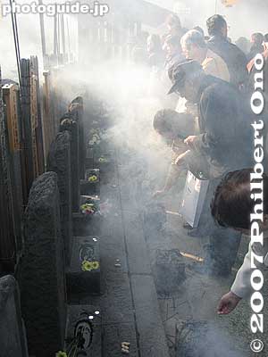 People buy incense sticks at the gravesite gate and place incense at all the graves.
Keywords: tokyo minato-ku ward zen soto buddhist temple sengakuji 47 ronin samurai ako graves incense