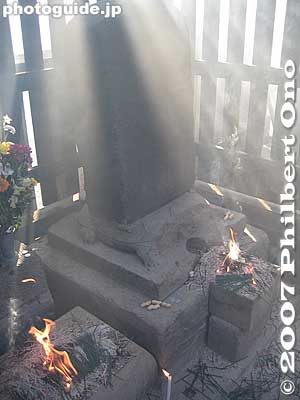 Soon after the 47 retainers committed seppuku on Feb. 4, 1703, they were buried here.
Keywords: tokyo minato-ku ward zen soto buddhist temple sengakuji 47 ronin samurai ako graves incense