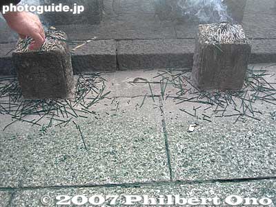 Worshippers pile on the incense
Keywords: tokyo minato-ku ward zen soto buddhist temple sengakuji 47 ronin samurai ako graves incense