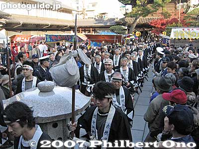 Gishisai on Dec. 14: Headed by Oishi Kuranosuke, the 47 loyal retainers arrive Sengakuji temple.
Keywords: tokyo minato-ku ward zen soto buddhist temple sengakuji 47 ronin samurai ako