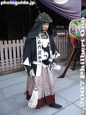 Leader of the 47 ronin, Oishi Kuranosuke goes in front of the Hondo hall and reported their successful capture of Kira.
Keywords: tokyo minato-ku ward zen soto buddhist temple sengakuji 47 ronin samurai ako japansamurai