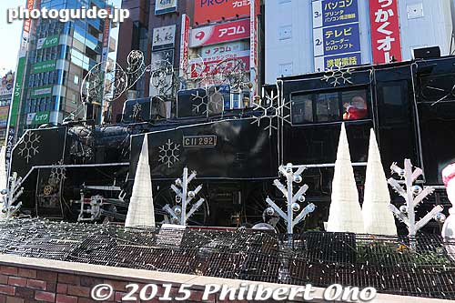 Christmas decorations at the C11 steam locomotive.
Keywords: tokyo minato-ku shinbashi shimbashi station