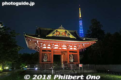 Tokyo Tower and Somon Gate, the front gate of the Taitoku-in mausoleum (lost in World War II air raids) for Tokugawa Hidetada. 台徳院霊廟惣門
Keywords: tokyo minato-ku tower shiba park japanbuilding