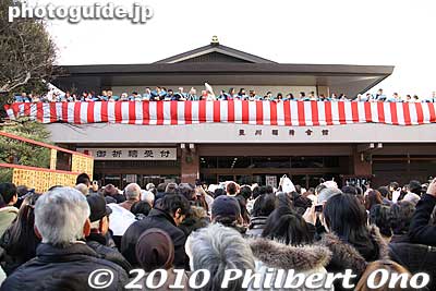 The bean throwers on the terrace of the Toyokawa Inari Kaikan hall. It started at about 2 pm.
Keywords: tokyo minato-ku toyokawa inari betsuin temple zen buddhist soto-shu setsubun mamemaki 