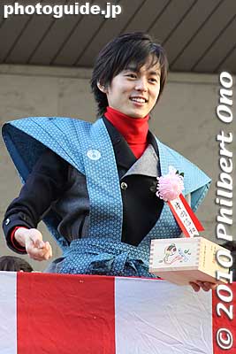 Kataoka Shinwa, actor, throwing beans for setsubun at Toyokawa Inari Tokyo Betsuin. 片岡信和
Keywords: tokyo minato-ku toyokawa inari betsuin temple zen buddhist soto-shu setsubun mamemaki japanceleb