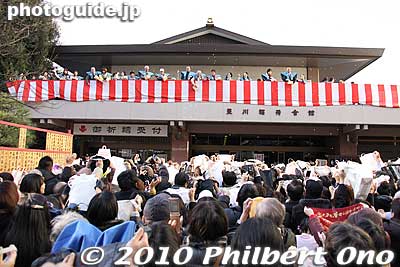 They were hardly able to throw the beans too far, so you had to be up front to catch the beans. Those of us in the back could hardly catch any beans.
Keywords: tokyo minato-ku toyokawa inari betsuin temple zen buddhist soto-shu setsubun mamemaki 