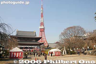 Main hall in the distance with Tokyo Tower in the background. If you visit Zojoji, you might as well visit Tokyo Tower as well. Just a short walk from the temple.
Keywords: minato-ku tokyo zojoji jodo-shu Buddhist temple tokyotower