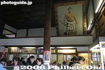 Inside old Ankokuden. A picture of Yokozuna Taiho from the 1960s. I wonder why they had it there. 安国殿
Keywords: minato-ku tokyo zojoji jodo-shu Buddhist temple
