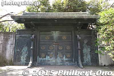 This is the main entrance to the Tokugawa Shogun graves, but it is closed to the public. We entered through a smaller door.
Keywords: minato-ku tokyo zojoji jodo-shu Buddhist temple tokugawa shogun graves Mausoleum