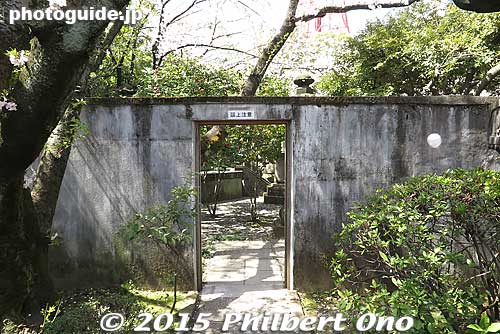 This is the public entrance to the Tokugawa Shogun graves at Zojoji temple. Admission is 500 yen.
Keywords: minato-ku tokyo zojoji jodo-shu Buddhist temple tokugawa shogun graves Mausoleum
