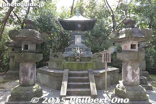Grave of Imperial Princess Kazunomiya (wife of Shogun Iemochi) who wanted to be next to her husband. 静寛院和宮
Keywords: minato-ku tokyo zojoji jodo-shu Buddhist temple tokugawa shogun graves Mausoleum