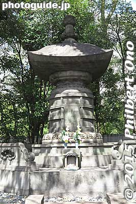 Tomb of Shogun Tokugawa Ieyoshi
Keywords: minato-ku tokyo zojoji jodo-shu Buddhist temple tokugawa shogun graves Mausoleum