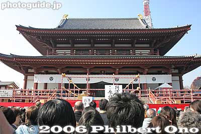 On Feb. 3, 2006, went to see Setsubun bean throwing at Zojoji. Daiden (Hondo) main hall as we wait for the beans
I was at the front and center. A good place to catch beans, but not very good for picture taking.

大殿
Keywords: minato-ku tokyo zojoji jodo-shu Buddhist temple setsubun