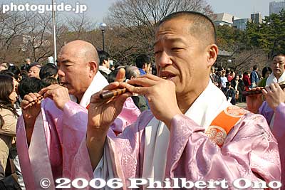 Next is the hichiriki, another gagaku instrument. The hichiriki makes a prolonged duck-call sound. 篳篥
Keywords: minato-ku tokyo zojoji jodo-shu Buddhist temple setsubun priest gagaku