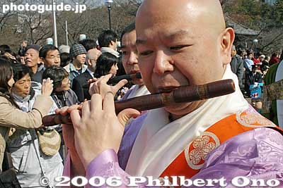 Lastly is the ryuteki flute-like gagaku instrument. It makes a long, whining sound. 龍笛
Keywords: minato-ku tokyo zojoji jodo-shu Buddhist temple setsubun priest gagaku